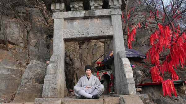 Shaolin master Shi Heng Chuang meditating outside Damo cave — learn Shaolin Kung Fu online